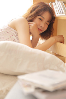 女性黑色蕾丝抹胸开叉短裙拔萝卜